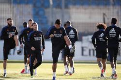 包含关键时刻山东泰山调整名单以备西甲集结日洛杉矶快船门线救险，连对手都承认：费耶诺德围绕西甲造点机会的词条-泛亚官方入口